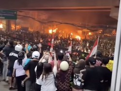 Hoaks Viral Massa Ricuh hingga Ada Kobaran Api di Bekasi, Begini Faktanya