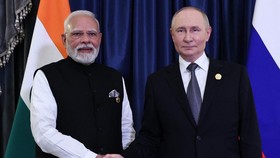 Putin Akrab dengan Modi di KTT SCO di China, Sapa 'Dear Friend'
