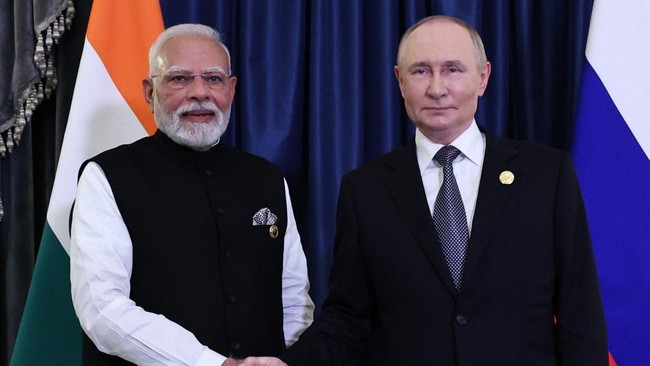 Presiden Rusia Vladimir Putin terang-terangan menunjukkan kedekatannya dengan Perdana Menteri India Narendra Modi saat menghadiri KTT SCO di Tianjin, China.