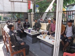 Cegah Aksi Anarki, Warga Sukarela Jaga Polsek di Mojokerto