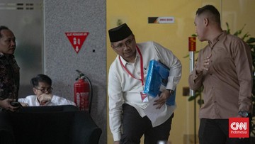 FOTO: Bawa Map Biru Eks Menag Yaqut Penuhi Panggilan KPK