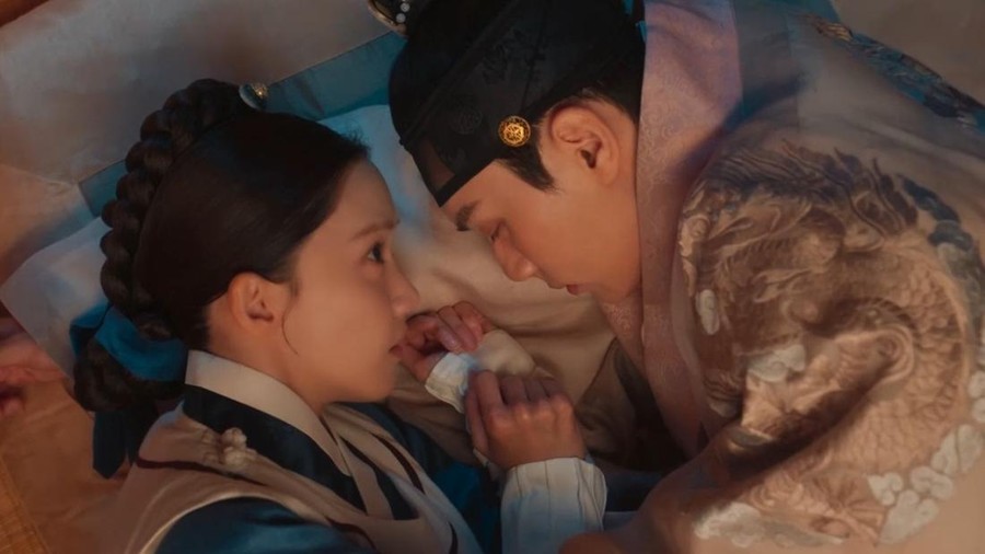 Yoona dan Lee Chae Min Adegan romantis Yoona dan Lee Chae Min dalam episode keempat drama Korea Bon Appetit, Your Majesty.