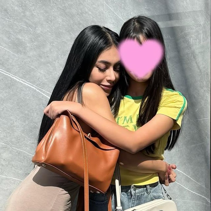 <p>Rasa cinta Denada untuk putrinya, Shakira Aurum atau Aisha, selalu tersampaikan lewat setiap sikap dan perbuatannya. Dari masa sulit saat anaknya harus berjuang melawan sakit, Denada selalu setia mendampingi putri semata wayangnya itu. (Foto: Instagram @denadaindonesia)</p>