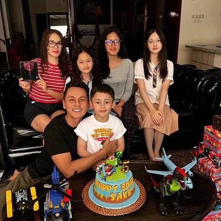 <p>Dalam unggahannya, Ussy mengekspresikan rasa cintanya pada si bungsu lewat sebuah <em>caption</em> manis di Instagram. &ldquo;Selamat ulang tahun Sakalingga Ibra Pratama.. anak lelaki ku satu2 nya.. <em>my love</em>...<em>my little</em> pacal,&rdquo; tulisnya, Senin (01/09/2025). (Foto: Instagram @ussypratama)</p>