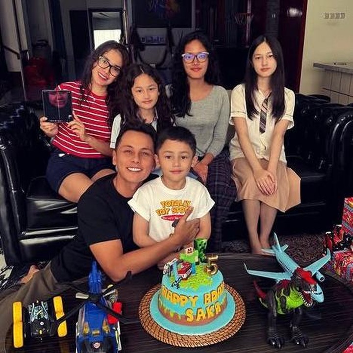 <p>Ussy Sulistiawaty dan Andhika Pratama baru saja mengunggah salah satu momen bahagia keluarganya. Belum lama ini, pasangan ini merayakan ulang tahun putra bungsu mereka, Sakalingga Ibra Pratama yang selalu berhasil mencuri perhatian publik dengan wajah tampannya. (Foto: Instagram @ussypratama)</p>