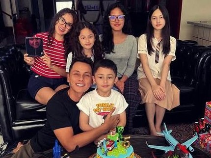 Terpopuler: Potret Ultah Saka Anak Ussy Sulistiawaty dan Andhika Pratama