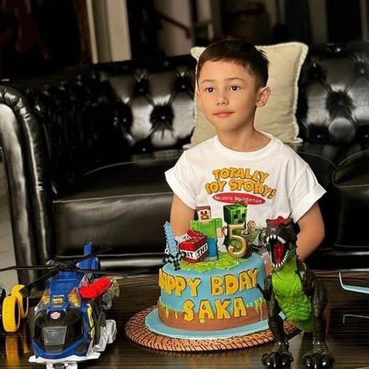 <p>Saka kini genap berusia 5 tahun, Bunda. Tepat di hari spesialnya, Ussy dan Andhika menyiapkan kejutan manis hingga membuat warganet ikut baper melihat kebahagiaan mereka. Momen ini diunggah melalui akun Instagram pribadi Ussy. (Foto: Instagram @ussypratama)</p>