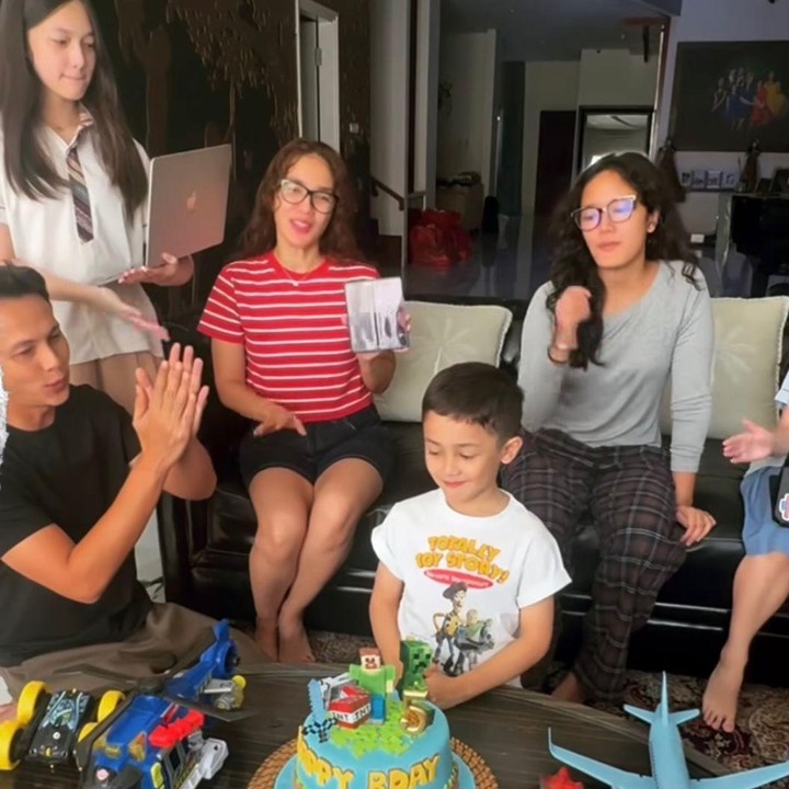 <p>Seperti sudah menjadi tradisi, Ussy dan Andhika memilih untuk merayakan ulang tahun si bungsu di rumah bersama keluarga tercinta. Tak ada pesta mewah, tetapi kebersamaan mereka cukup membuat momen itu terasa istimewa. (Foto: Instagram @ussypratama)</p>