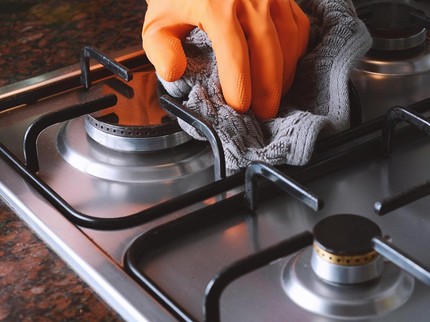 5 Cara Membersihkan Kompor agar Kinclong & Bebas Kerak