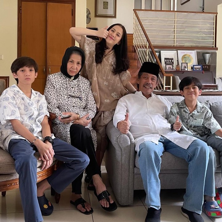 <p>Zara tak lupa menuliskan ucapan perpisahannya dengan sang kakek dalam unggahan foto keluarga. Di foto ini, almarhum Acil tampak duduk tersenyum di samping cucu-cucunya. "Pipu sayang kiyang, selamat jalan aki sayang," tulis Zara. (Foto: Instagram @zaraadhsty)</p>
