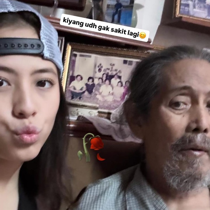 <p>Zara juga mengunggah momen kenangan bareng sang kakek di Instagram Stories. Dalam salah satu foto, bintang film <em>Keluarga Cemara</em> ini menyematkan emotikon mawar merah layu dan tulisan singkat untuk mendiang kakeknya. "Kiyang sudah enggak sakit lagi," ungkapnya. (Foto: Instagram @zaraadhsty)</p>