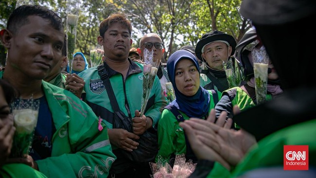 Airlangga mengatakan pemberian BHR tersebut telah melalui koordinasi intensif dengan para aplikator seperti GoTo, Grab, Maxim, dan InDrive.