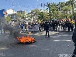 Demo 2 Kelompok Massa di Kantor Gubernur Sulsel, Lalin Macet Parah