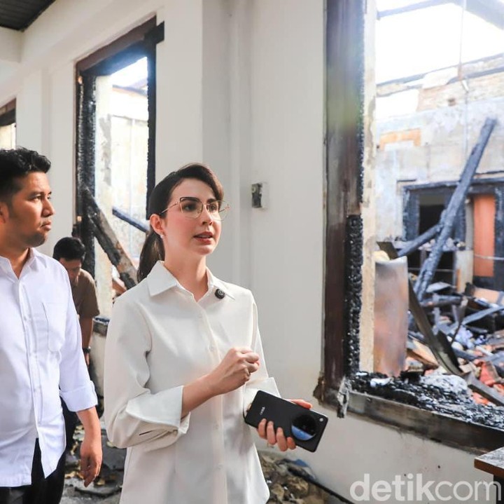 <p>Sebelumnya, Arumi sempat membantah kabar yang beredar tentang rumah dinas sang suami yang terbakar usai aksi unjuk rasa. Arumi mengatakan bahwa yang terbakar adalah sisi barat Gedung Grahadi, yang merupakan kantor suaminya. "(Yang terbakar) itu kantor, bukan rumah dinas," kata Arumi kepada <em>detikcom</em>. (Foto: Istimewa / Dok. Biro Adpim Jatim)</p>