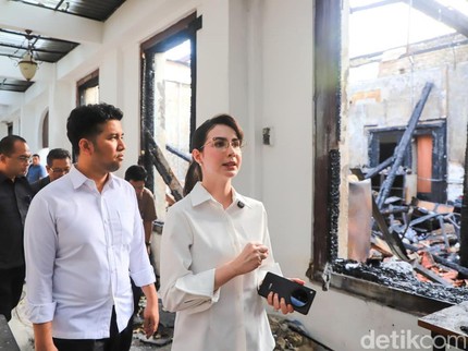 5 Potret Arumi Bachsin Dampingi Suami Emil Dardak Lihat Puing di Gedung Grahadi yang Terbakar