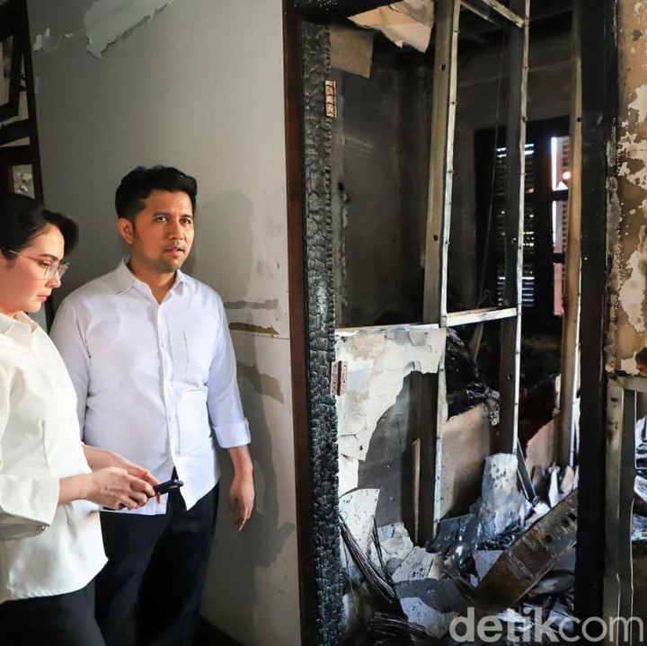 <p>Sisi barat Gedung Grahadi di Surabaya, Jawa Timur, terbakar dalam aksi unjuk rasa belum lama ini. Wakil Gubernur Jawa Timur Emil Dardak langsung datang ke lokasi untuk melihat puing bekas kebakaran. Dalam kunjungan ini, Emil terlihat didampingi oleh sang istri Arumi Bachsin. (Foto: Istimewa / Dok. Biro Adpim Jatim)</p>