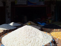 Emak-emak di Mataram Enggan Masak Beras SPHP Lagi karena Diprotes Anak