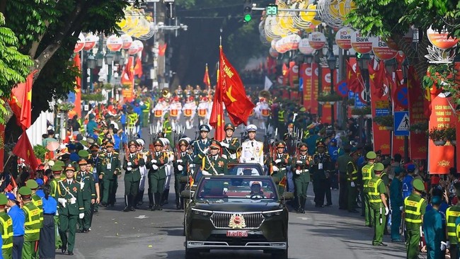 VinFast memamerkan beragam inovasi otomotif di perayaan 80 Tahun Hari Nasional Vietnam, termasuk mobil lapis baja Lac Hong 900 LX dan VF 9 atap terbuka.