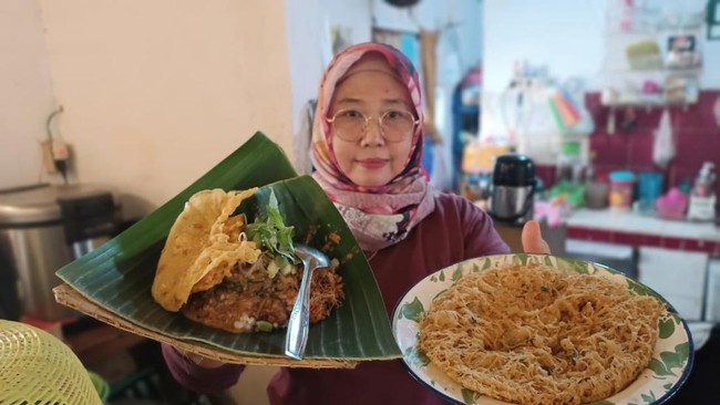 Selain bantuan peralatan usaha, Rinawati pemilik Pecel Ndoweh di Kota Batu juga menerima akses pendanaan usaha Ultra Mikro (UMi) dari BRI.