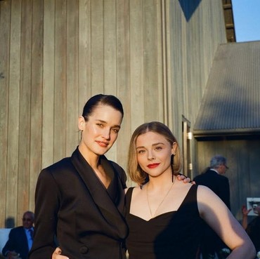 Sama-sama Pakai Gaun Pengantin, Ini 7 Foto Chloe Grace Moretz Nikahi Kekasih Sesama Jenis