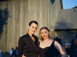 Sama-sama Pakai Gaun Pengantin, Ini 7 Foto Chloe Grace Moretz Nikahi Kekasih Sesama Jenis