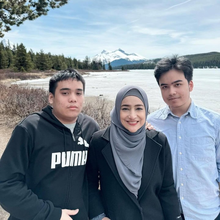 <p>Rupanya, hal itu dilakukannya untuk perkembangan salah satu anaknya,&nbsp;Tengku Omar Athallah yang diketahui berkebutuhan khusus. "Walaupun disini kami disebut sebagai &ldquo;warga kelas 2&rdquo;, kami yang merupakan orang tua dari seorang anak berkebutuhan khusus, mendapat perhatian dan treatment yang lebih baik di negeri orang dibandingkan di tanah air sendiri," tulis Cindy. (Foto: Instagram@cindyfatikasari18)</p>