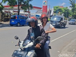 Gaya Aktris Dahlia Poland Naik Ojol Saat Sidang Cerai Perdana di Bali