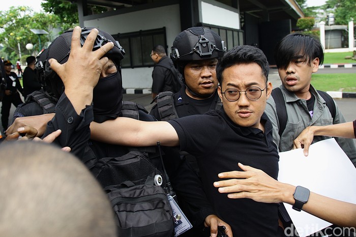 Delpedro Marhaen saat ikut  unjuk rasa menentang RUU KUHAP di Gerbang Pancasila, Gedung DPR RI, Jakarta Pusat, Jumat (11/6/2025).