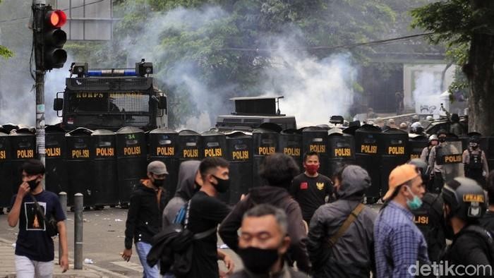 Demo besar di Indonesia Demo Buruh Omnibus Law. Demo buruh tolak Omnibus Law atau Undang-Undang Cipta Kerja tahun 2020. Aksi ini dilakukan karena dinilai merugikan buruh dan pekerja./ Foto: detikcom/Yudha Maulana