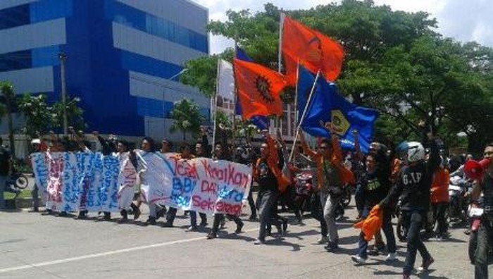 Demo besar di Indonesia Demo Kenaikan BBM. Demo kenaikan BBM yang terjadi pada 2012 termasuk dalam demo besar yang pernah terjadi. Aksi turun ke jalan dilakukan serentak di kota-kota besar di Indonesia./Foto: detiknews