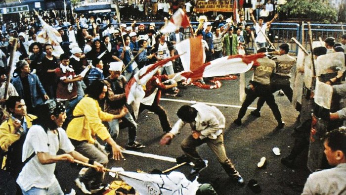 Demo besar di Indonesia Demo Reformasi. Demo reformasi terjadi tahun 1998 yang dipicu oleh krisis moneter di Indonesia. Demo ini menimbulkan kericuhan dan menjadi sejarah besar bagi bangsa Indonesia./Foto: wikipedia.com