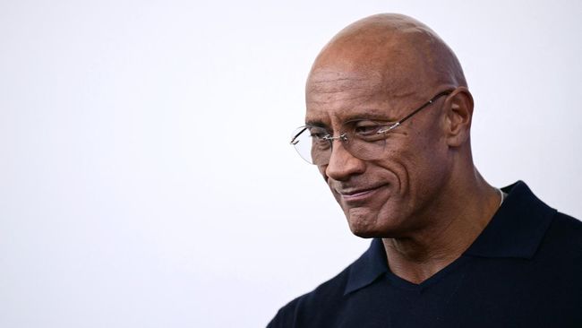 Dwayne Johnson atau The Rock jadi sorotan dengan penampilan barunya yang bikin pangling di Venice Film Festival 2025.