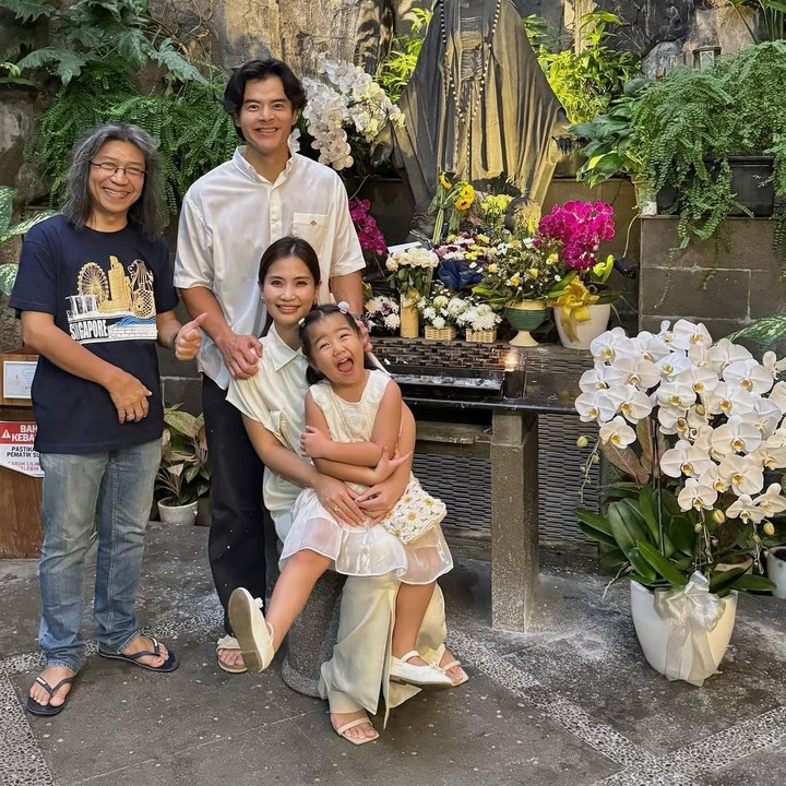 <p>Namun, siapa sangka? Hari itu menjadi momen spesial bagi Dion dan Fiona karena mendapat kesempatan untuk memperbaharui janji pernikahan. &ldquo;Eggak janjian sama romo hari ini malah Tuhan kasi kesempatan buat kita untuk memperbaharui janji pernikahan. Terima kasih romo. Tuhan begitu baik,&rdquo; ungkap Fiona.&nbsp;(Foto: Instagram@fionaanthony)</p>