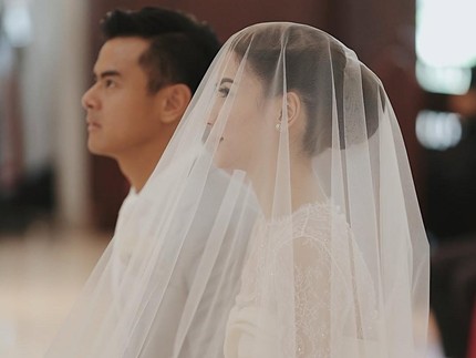 Potret Dion Wiyoko & Istri Perbarui Janji Pernikahan Usai 8 Tahun Bersama