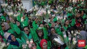 FOTO: Aksi Sejuta Mawar Kedamaian dari Ojol di Monas
