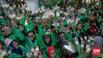 FOTO: Aksi Sejuta Mawar Kedamaian dari Ojol di Monas