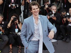 Andrew Garfield & Monica Barbaro Buktikan Kemesraan Lewat Gaya di Red Carpet