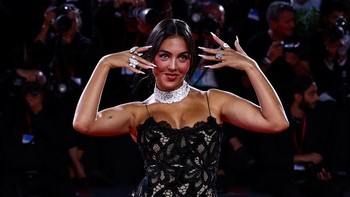 FOTO: Georgina Rodriguez Pamer Cincin Tunangan di Karpet Merah Venice