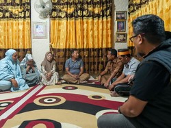 Gubernur Sulsel Beri Bantuan Keluarga Abay Korban DPRD Makassar Dibakar Massa