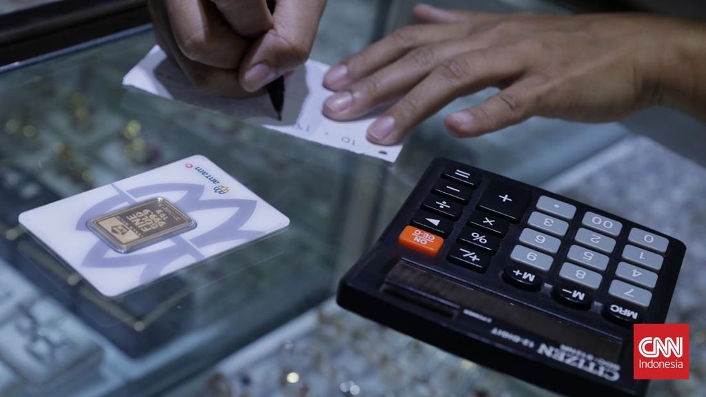 Harga Emas Turun Hari Ini, Antam Stabil