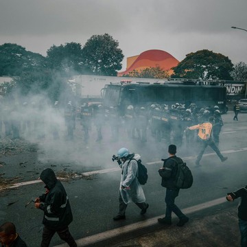 Benarkah Gas Air Mata Hanya Bikin Perih Sesaat? Ini Sederet Fakta dan Risikonya