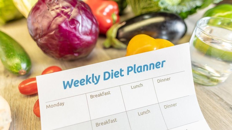 Ilustrasi diet Weekly Diet Planner with healthy vegetables and a glass of water