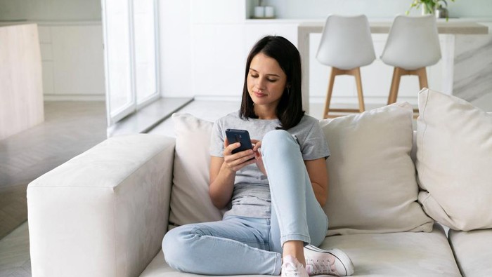 Gebetan jarang mengirimkan pesan terlebih dahulu menjadi salah satu tanda ia hanya ingin menjadi teman. Jika ia tertarik, ia akan mencari berbagai cara untuk menghubungimu/Foto: Freepik