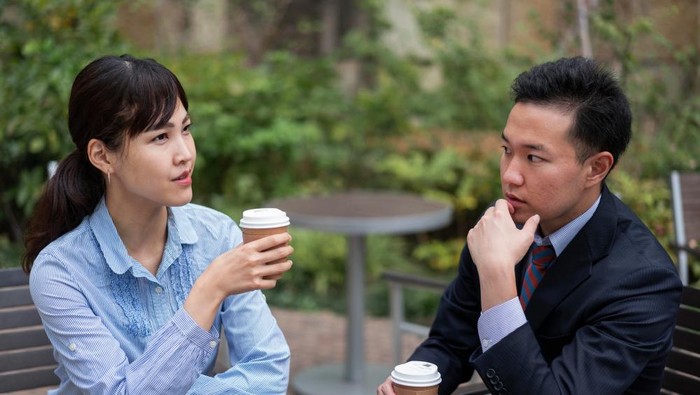 Tanda gebetan menganggapmu hanya sebagai teman bisa terlihat dari batasan yang ia terapkan. Saat gebetan menganggapmu hanya sebagai teman, mereka secara tidak sadar akan membangun 