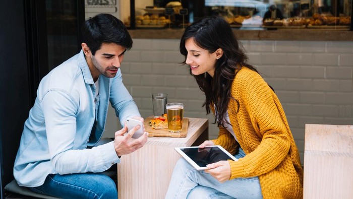 Salah satu tanda paling kuat bahwa gebetan menganggapmu hanya sebagai teman adalah ia curhat soal perempuan lain yang disukainya. Jika ia benar-benar menyukaimu, ia akan fokus padamu dan menghindari topik yang bisa membuatmu berpikir ia tertarik pada orang lain./Foto: Freepik