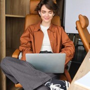 4 Zodiak yang Paling Jago Ubah Hobi jadi Side Hustle, Cuan Melimpah!