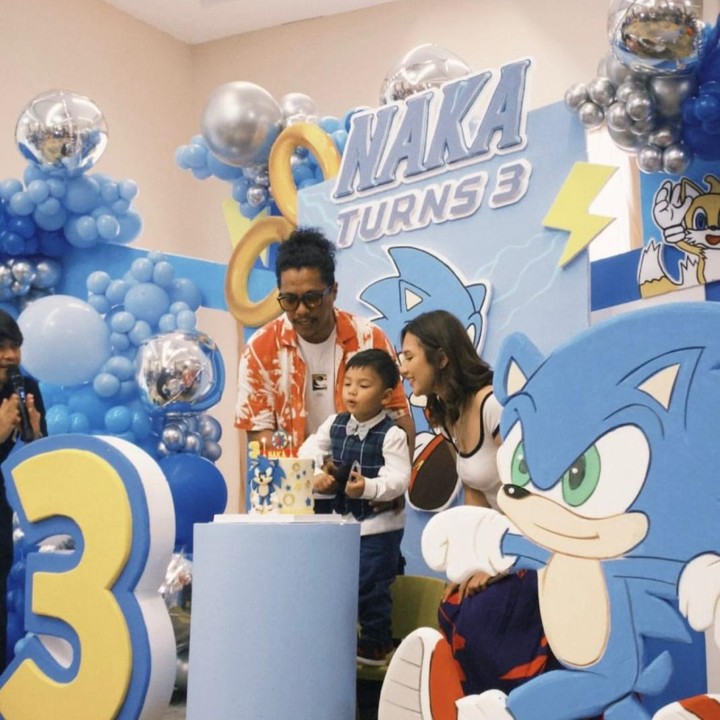 <p>Di hari spesialnya, Indah dan Arie menyiapkan pesta ulang tahun bertemakan karakter <em>Sonic</em>. Wajah Naka pun tampak berseri-seri di hari spesialnya itu. (Foto: Instagram @indahpermatas)</p>