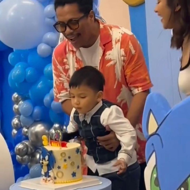 <p>Doa tulus pun mengalir panjang dari sang Bunda untuk Naka. &ldquo;Semoga panjang usia, sehat selalu, dan banyak bahagia di dalam hidupmu. Semoga tumbuh jadi pribadi yang kuat dan tetap peduli pada banyak orang. Semoga cinta dan kedamaian selalu meliputi hatimu yang penuh kasih dan sayang. Semoga pemikiranmu juga selalu terang diberkahi cahaya ilmu pengetahuan yang bermanfaat. <em>We love you</em> Naka Boss,&rdquo; tambah Indah. (Foto: Instagram @indahpermatas)</p>