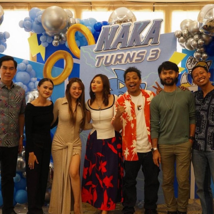 <p>Perayaan ulang tahun Naka semakin&nbsp;terasa hangat karena dilengkapi oleh keluarga dan kerabat terdekat. Tampak gelak tawa pun menghiasi wajah para tamu yang hadir untuk merayakan momen spesial putra dari pasangan Indah dan Arie. (Foto: Instagram @indahpermatas)</p>