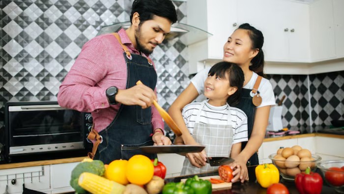 Kegiatan long weekend di rumah masak bareng/Foto: freepik.com/jcomp